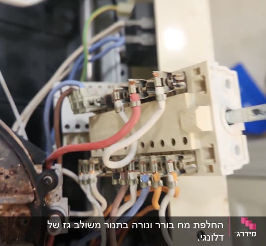 חוטי חשמל ומחברים במכשיר חשמלי